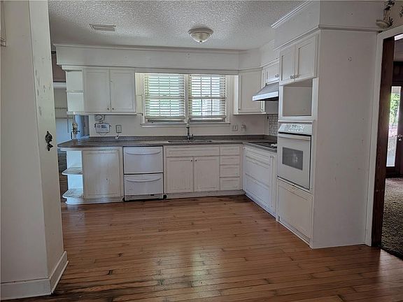 5th image of 405 Woodland St