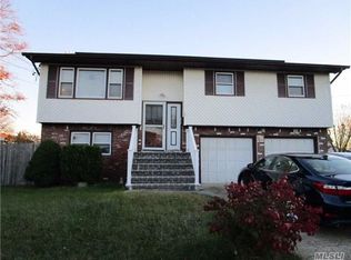 47 Knoll St, Lindenhurst, NY 11757