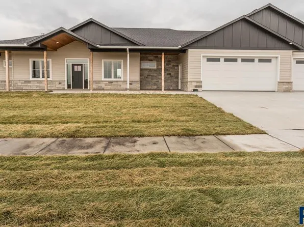 1810 Ethan St, Harrisburg, SD 57032