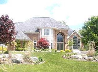 1041 Winding Way Ct, Milford, MI