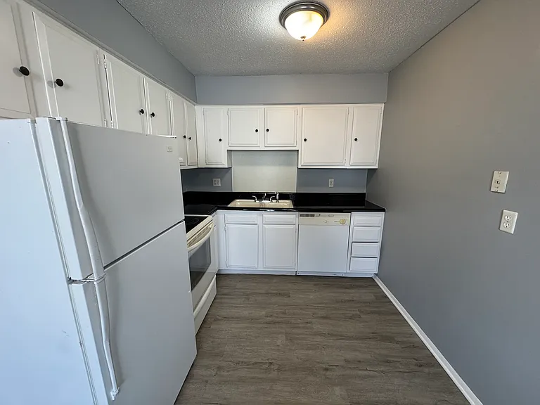 2832 E County Line Rd — Photo 15