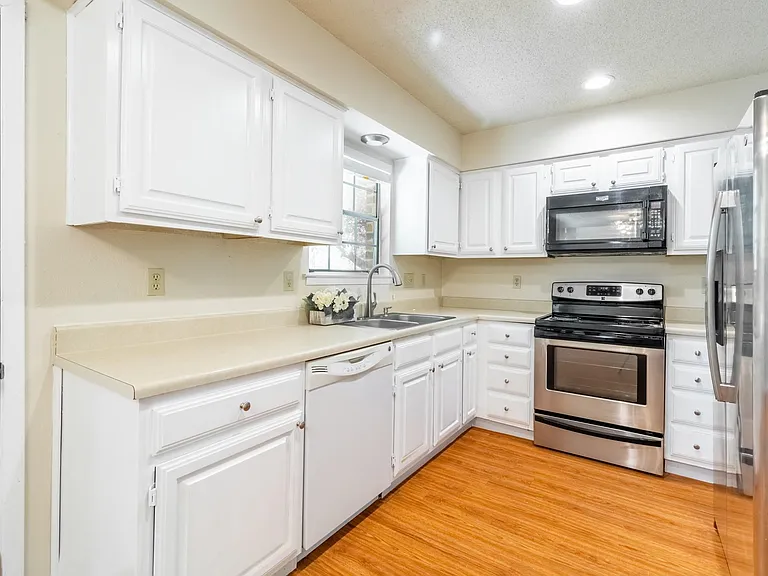 601 Algerita Dr #B — Photo 4