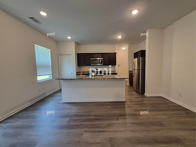 1081 Coldwater Dr — Photo 3