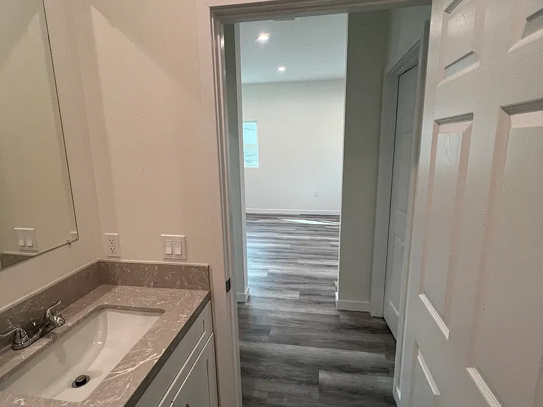 11616 Hamlin St — Photo 28