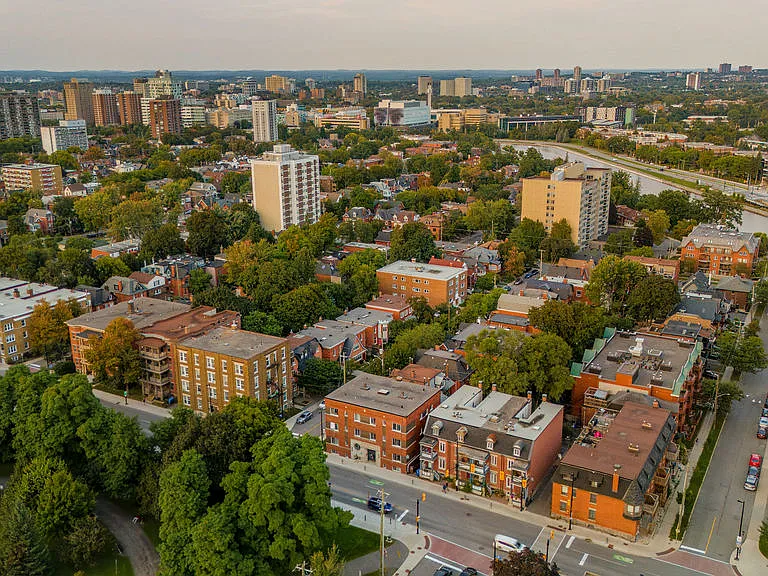 425 Elgin St — Photo 8