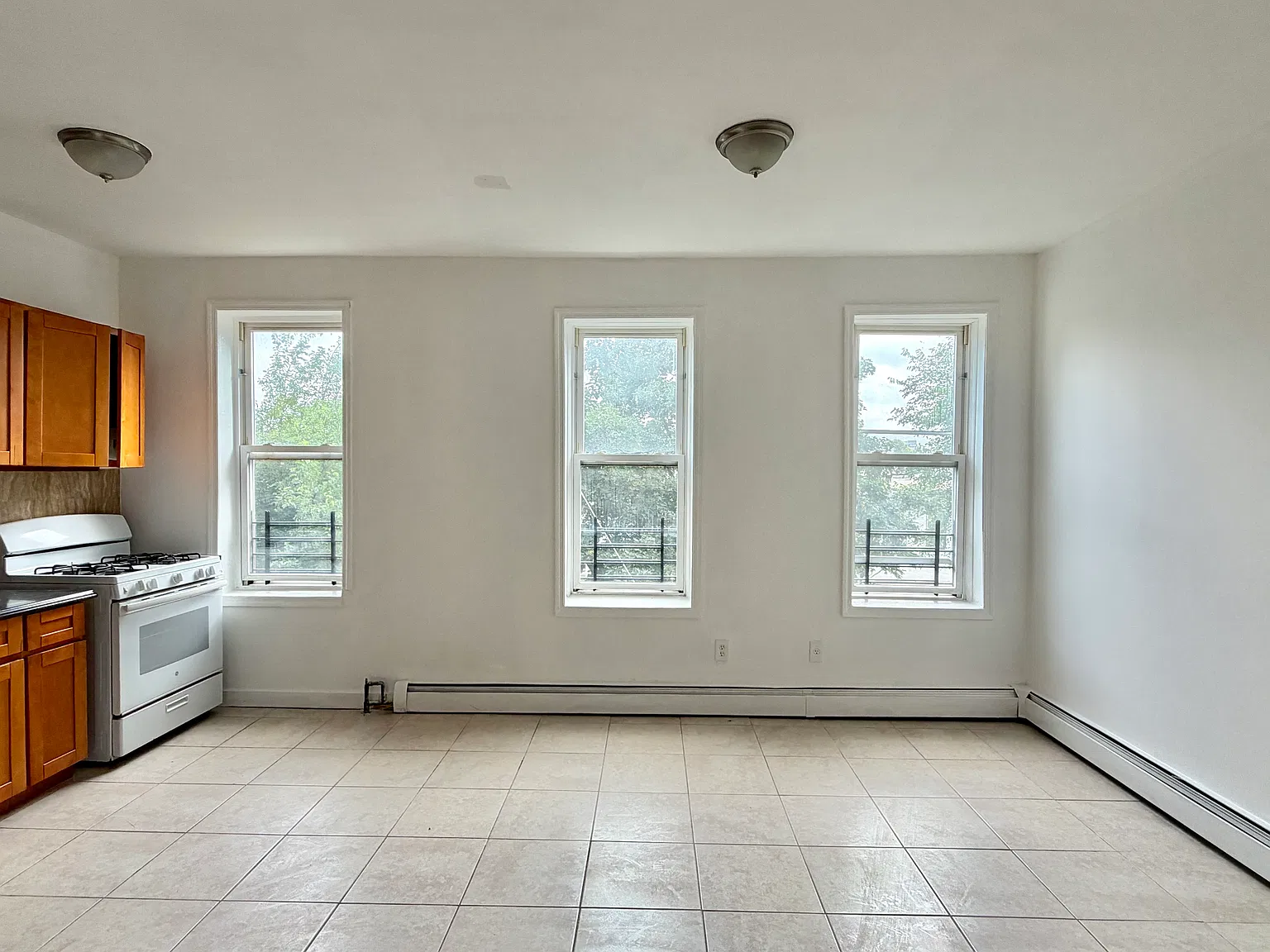 3 bed, 1000 sqft, $3,350 — Photo 2