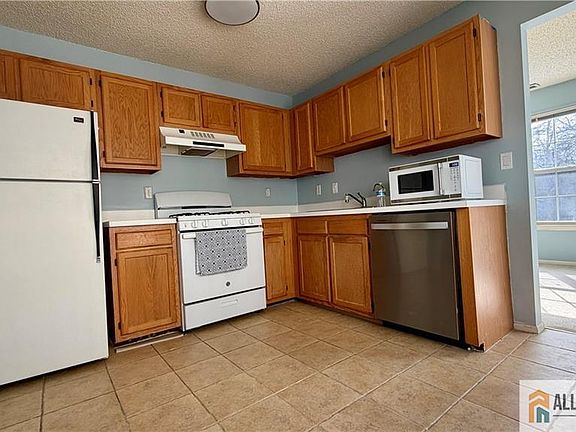 4th image of 826 Magnolia Ln