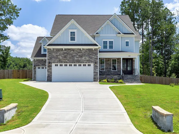 600 Darian Woods Dr, Holly Springs, NC 27540