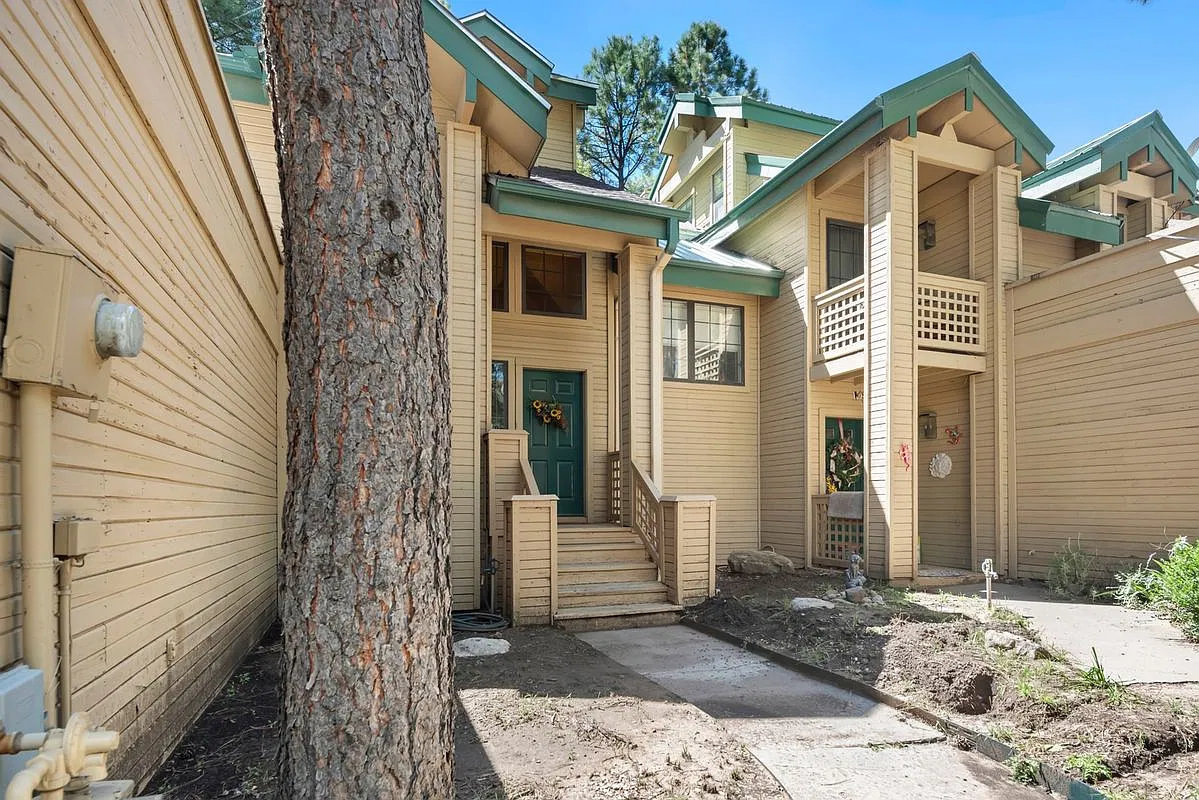 3 bed, 3.0 bath, 1467 sqft, $1,900 — Photo 2
