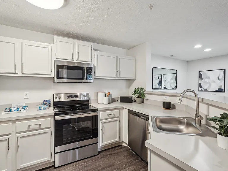 Modern Kitchen at Gwinnett Pointe Apartments in Norcross, GA 30093