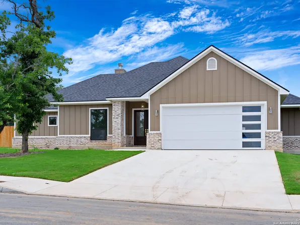 166 W MAGNOLIA CIRCLE, La Vernia, TX 78121