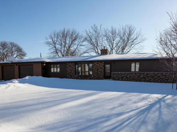 411 20th St SW, Jamestown, ND 58401