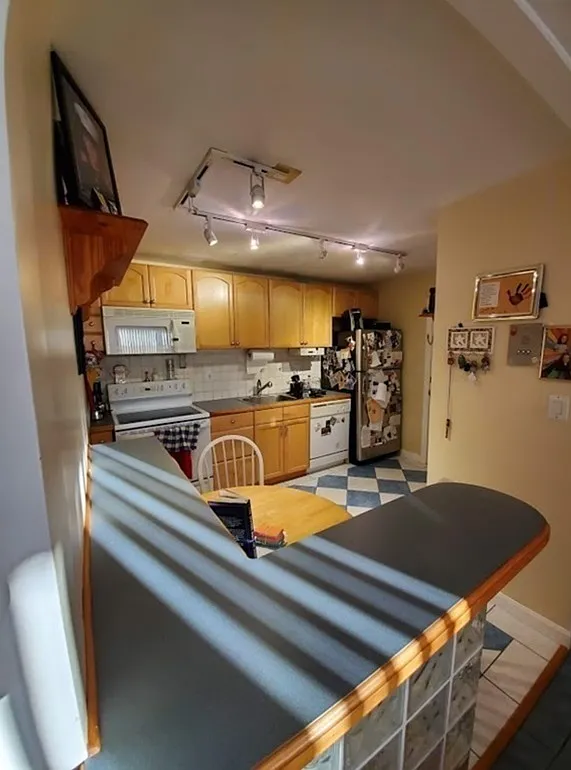 2 bed, 720 sqft, $2,200 — Photo 3