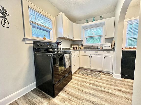 5th image of 2865 Maplewood Ave