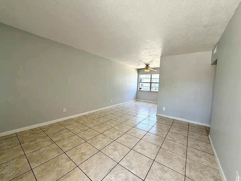 915 NE 8th St #104 — Photo 2