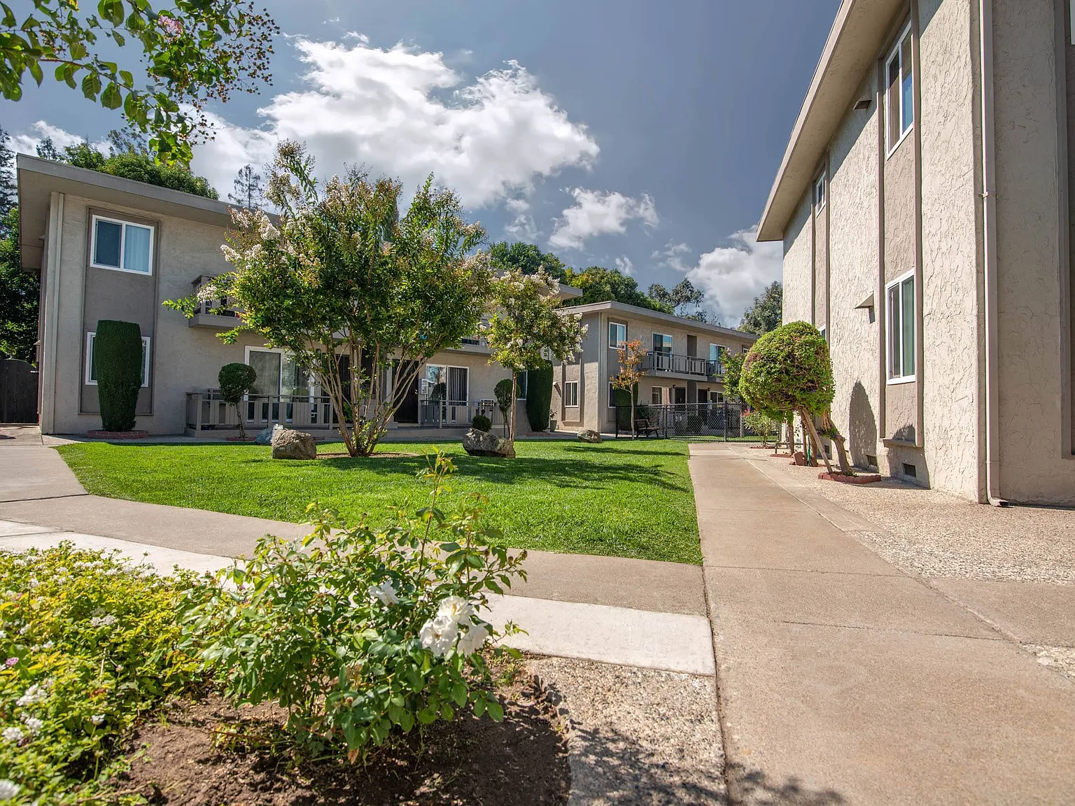 Monterey Manor Apartments — Photo 3