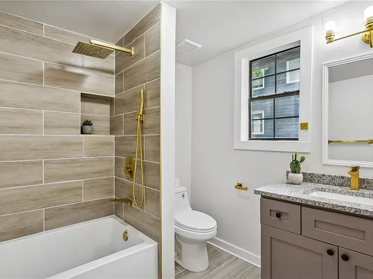 698 Garibaldi St SW — Photo 20