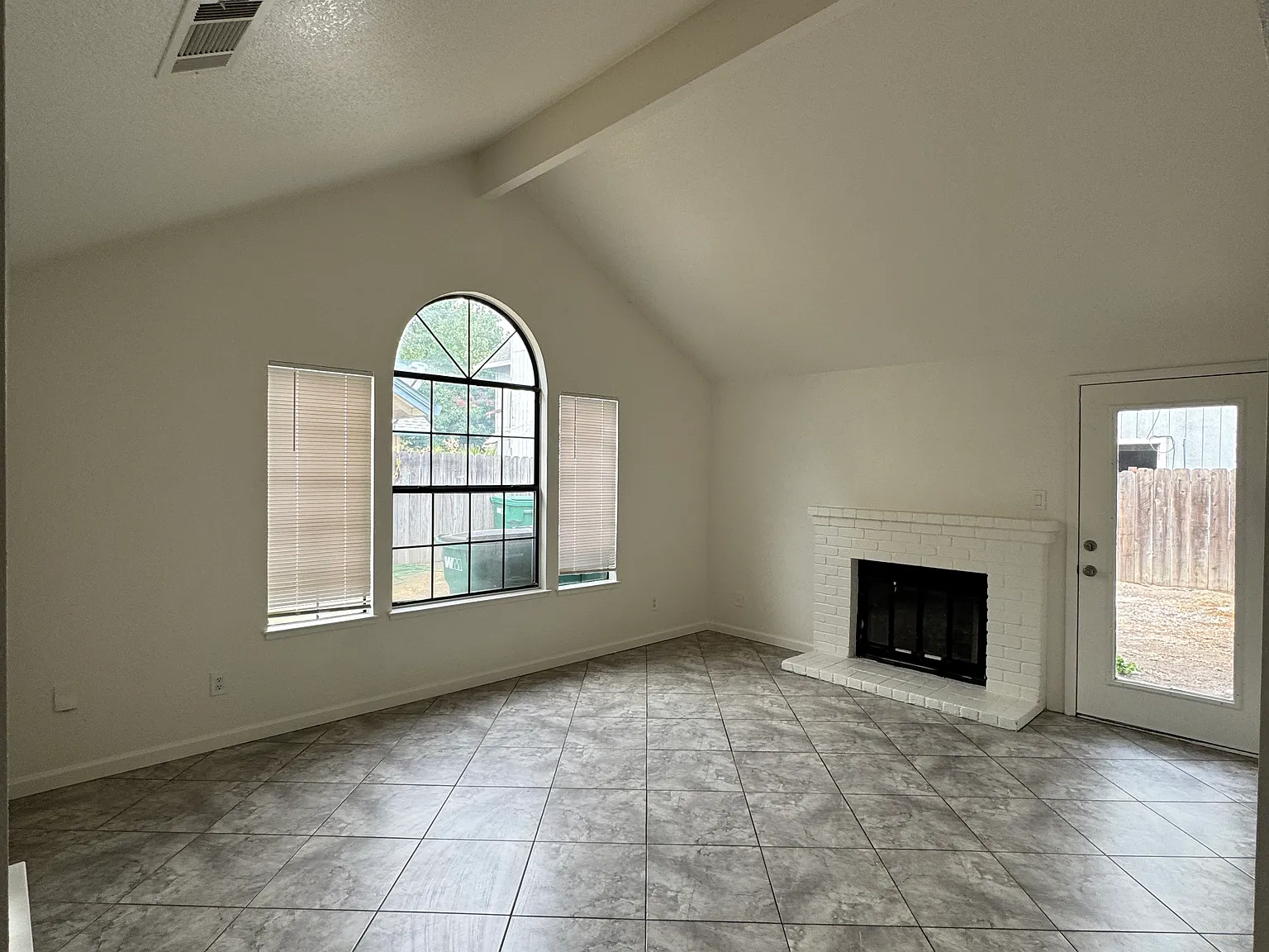 3 bed, 2.5 bath, 1309 sqft, $2,600 — Photo 4