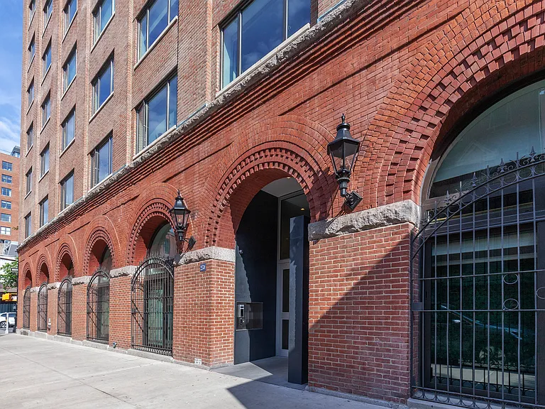259 W 10th St #2D — Photo 8