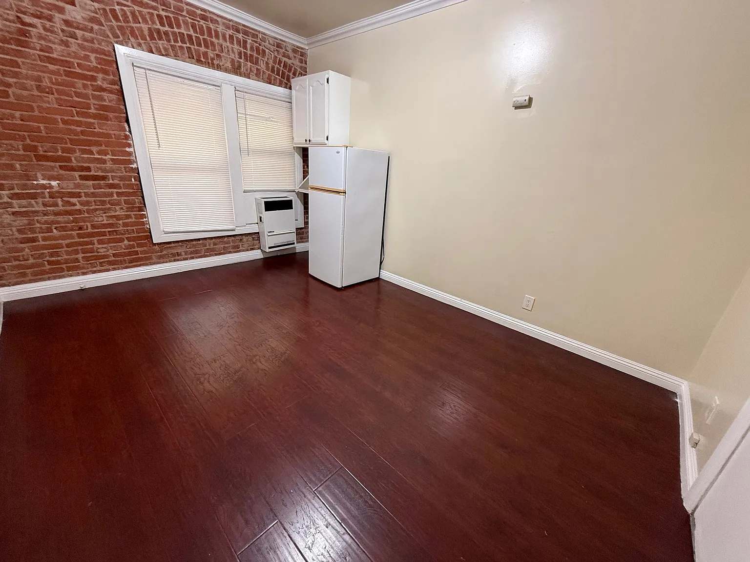 Studio, $975 — Photo 1