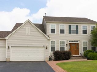 295 W Prairie Walk Ln, Round Lake, IL 60073