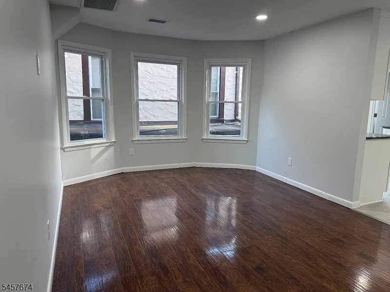 3 bed, 1.0 bath, 1200 sqft, $2,800 — Photo 2