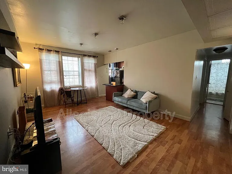 1808 Queens Ln #212 — Photo 2