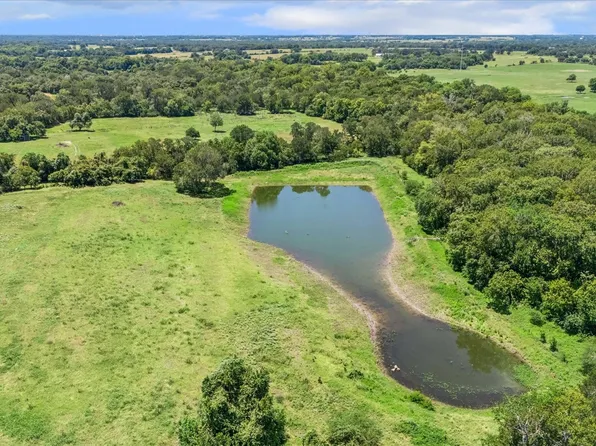 1601 Babylon Ln, Schulenburg, TX 78956