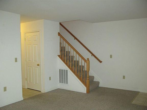 5th image of 992 Saint Clair St