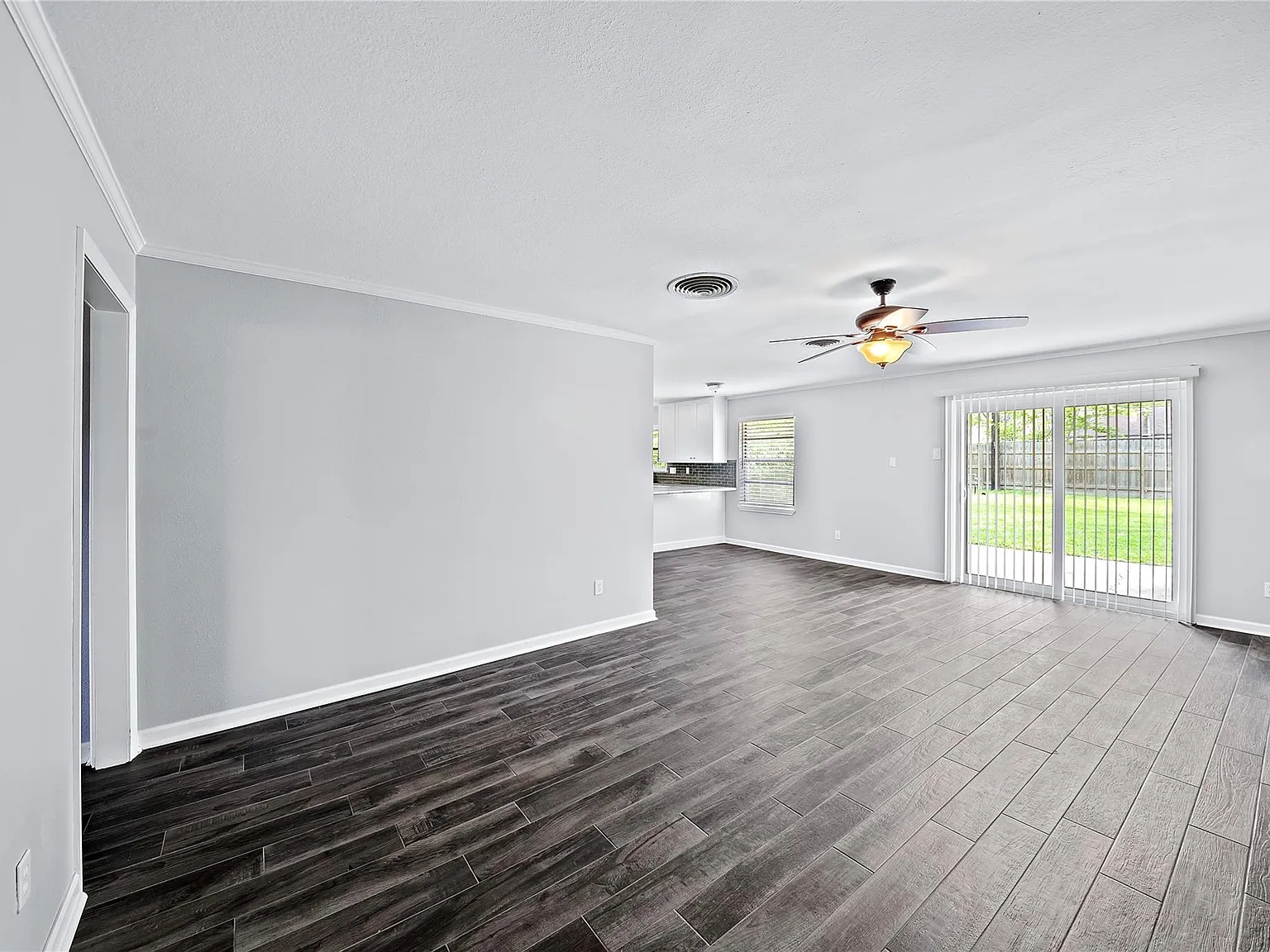 3 bed, 2.0 bath, 1824 sqft, $2,400 — Photo 2