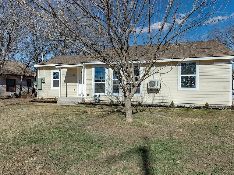 807 Adkins St — Photo 10