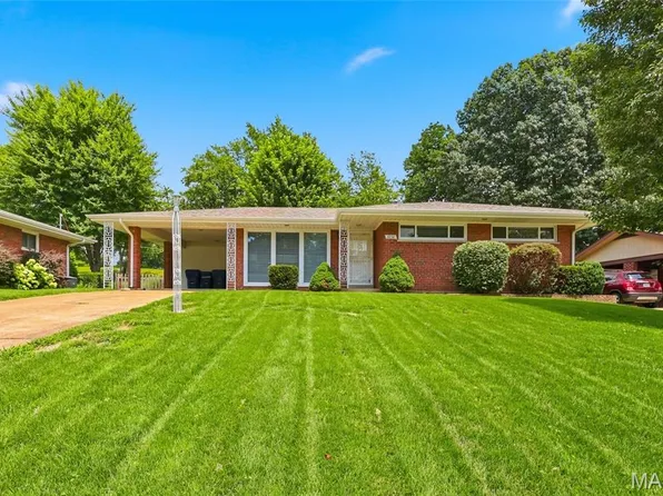 8830 Red Oak Dr, Saint Louis, MO 63126
