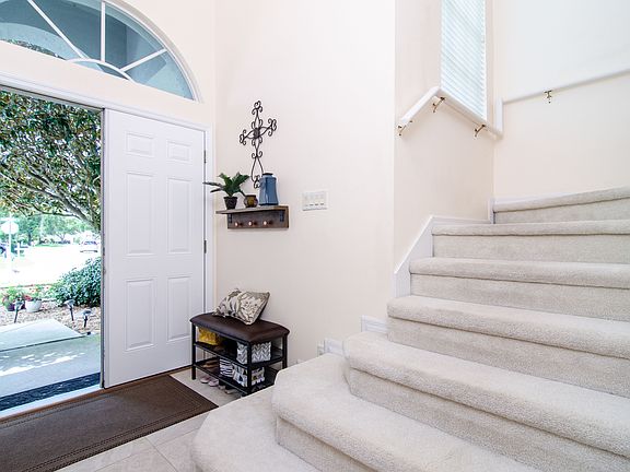 5th image of 553 Hampshire Ln