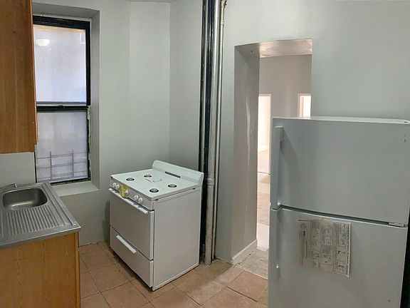 2nd image of 827 Jackson Ave #11