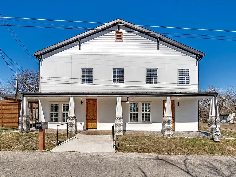 610 E Tyler St — Photo 1