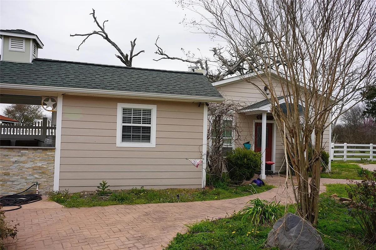 Building Photo - 9500 Mayfield Ave #B