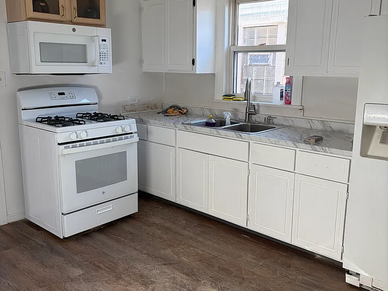 1646 E 86th Pl #1 — Photo 5