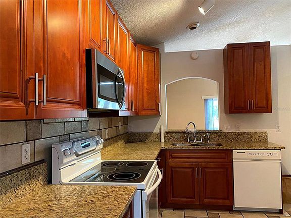 3rd image of 880 Pecan Ct