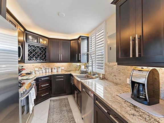 4th image of 134 Lakeshore Dr APT 213