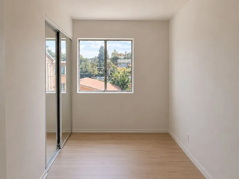 1027 Coronado Terrace — Photo 20