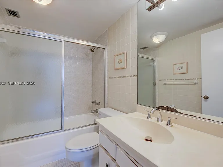 1001-91 Bay Hbr #511 — Photo 33
