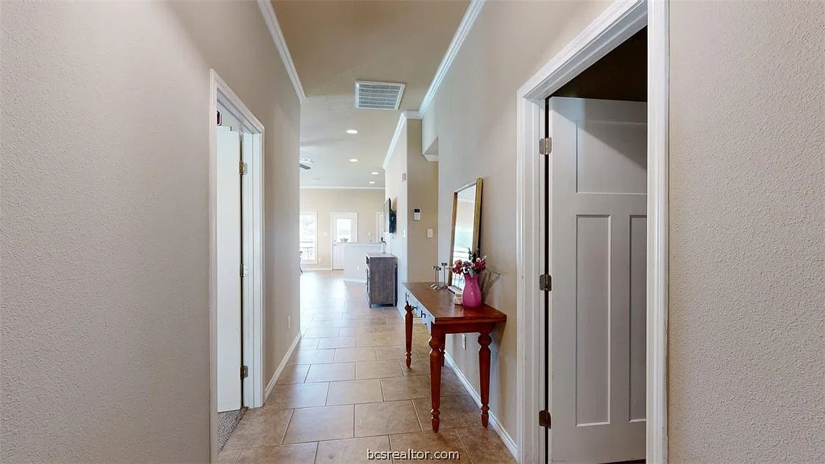 5 bed, 2111 sqft, $3,200 — Photo 2