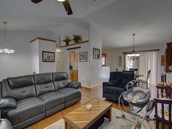 4th image of 172 Meadow Creek Dr