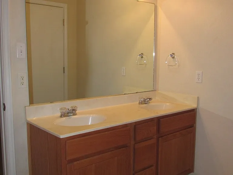 7708 Hawthorn — Photo 10