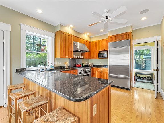 5th image of 110 Anawan Ave