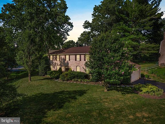 3rd image of 9929 Bedfordshire Ct