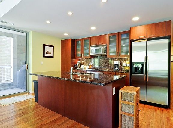 3rd image of 1422 N Lasalle St APT 201