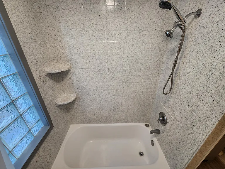 Shower/Bathtub