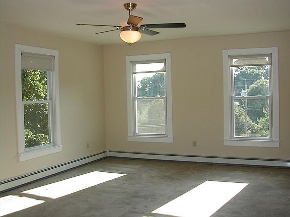 Sunny 2nd floor Apt - Living room