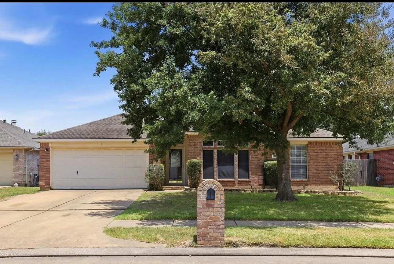 4 bed, 2.0 bath, 2025 sqft, $2,795 — Photo 1